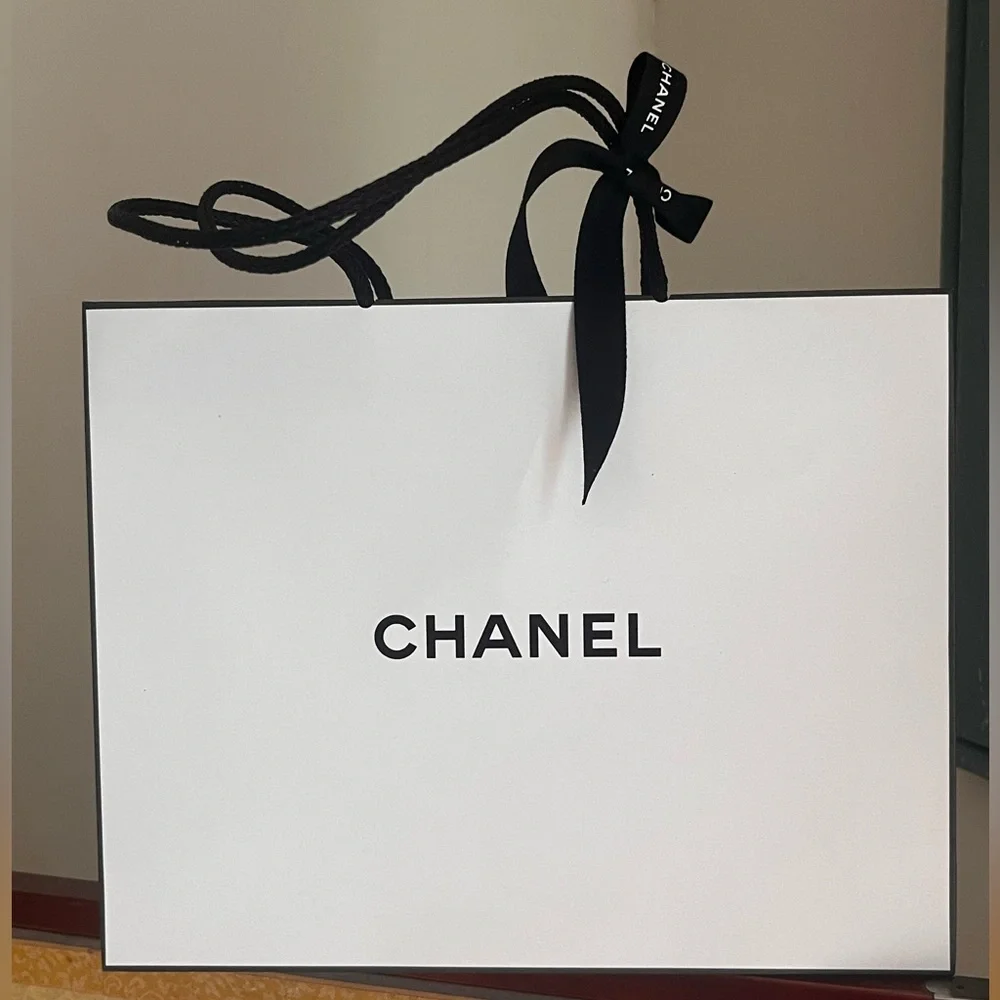CHANEL Women Cosmetic Makeup Tie-Up Gift Bag in Soft White